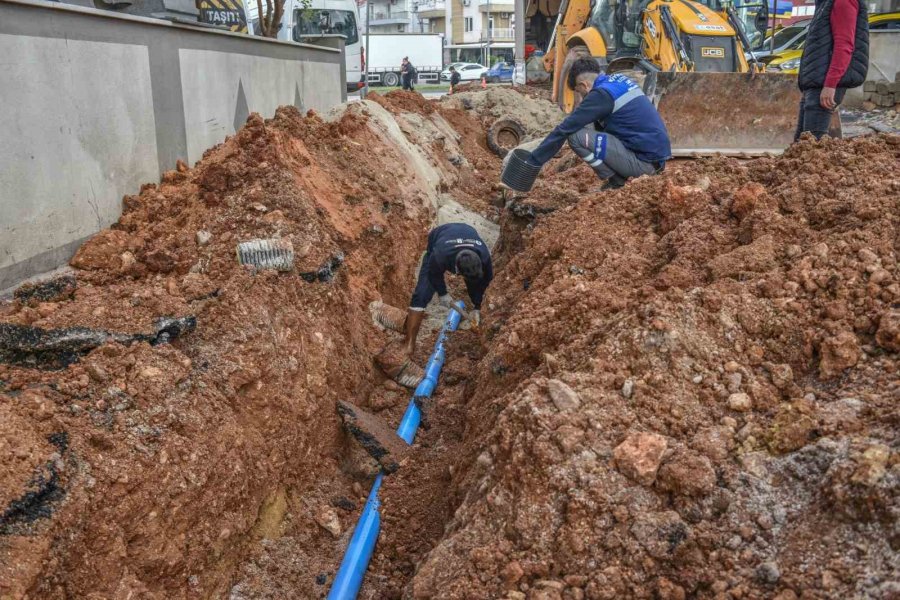 Kanal Mahallesi’nde Büyükşehir İçme Suyunu, Kepez Asfaltı Yeniliyor