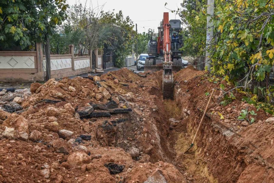 Kanal Mahallesi’nde Büyükşehir İçme Suyunu, Kepez Asfaltı Yeniliyor