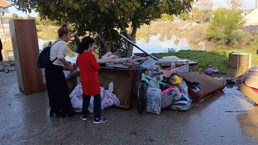 Manavgat Ta Dün Yaşanan Sel Felaketinin Yaraları Sarılmaya Başladı