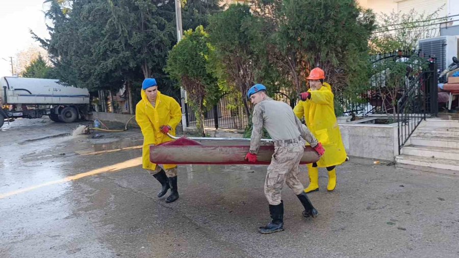 Manavgat Ta Dün Yaşanan Sel Felaketinin Yaraları Sarılmaya Başladı