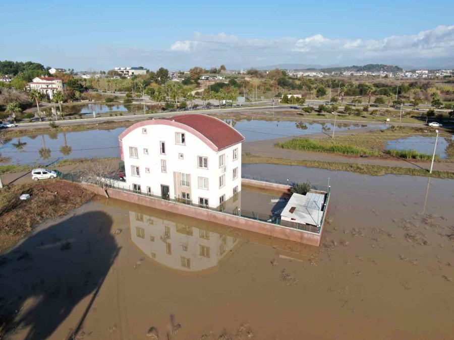 Manavgat Ta Dün Yaşanan Sel Felaketinin Yaraları Sarılmaya Başladı