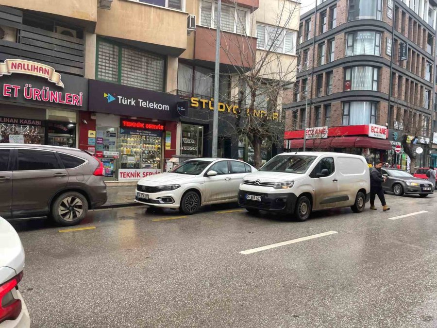 İkinci Sıraya Park Edilen Araçlar Trafiğin Sıkışmasına Neden Oluyor