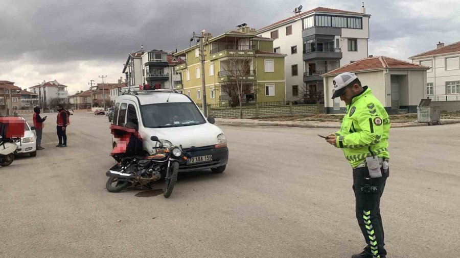 Karaman’da Hafif Ticari Araçla Çarpışan Motokurye Yaralandı