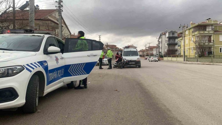 Karaman’da Hafif Ticari Araçla Çarpışan Motokurye Yaralandı