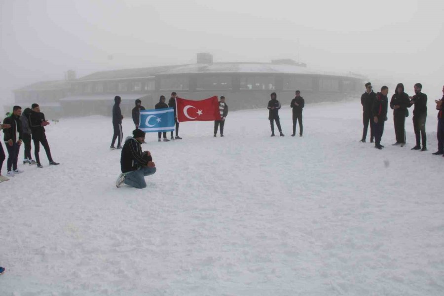 İlk Defa Kar Gören Türkmenler Gönüllerince Eğlendi