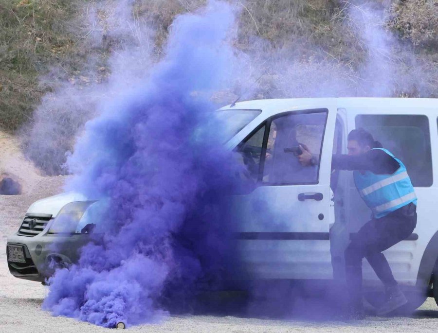 Antalya Emniyeti’nin Lara Corft’u: Eğitiminden Geçen Polis Karanlıkta Hedefi 12’den Vuruyor