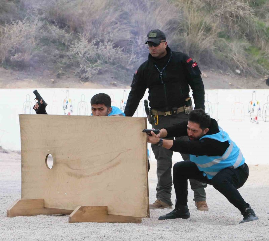 Antalya Emniyeti’nin Lara Corft’u: Eğitiminden Geçen Polis Karanlıkta Hedefi 12’den Vuruyor