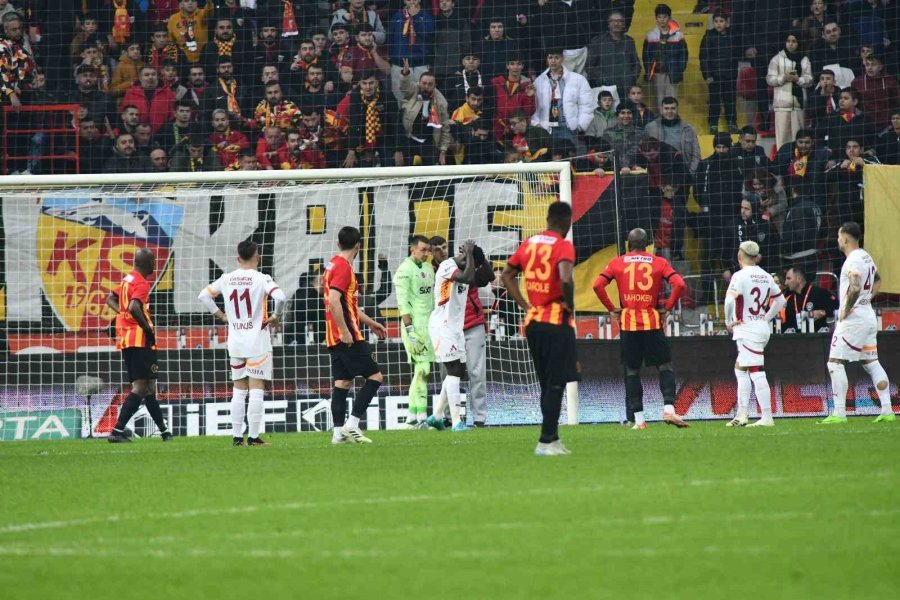 Kayserispor - Galatasaray Maçında Taraftar Sahaya Girdi