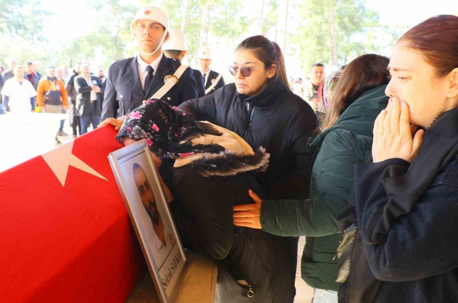 Helikopter Kazasında Hayatını Kaybeden Doktor Ve Att Personeli Toprağa Verildi