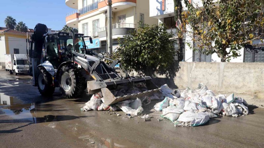 Akdeniz’de Temizlik Ve Dezenfekte Çalışmaları Devam Ediyor