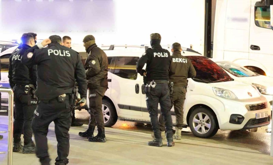 Kendini Araca Kilitleyen Alkollü Sürücüyle Polisin İmtihanı Ecel Teri Döktürdü