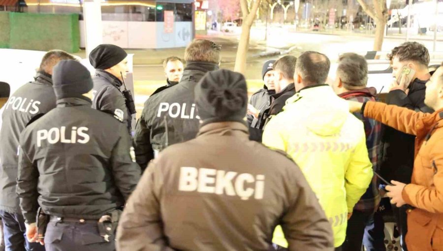 Kendini Araca Kilitleyen Alkollü Sürücüyle Polisin İmtihanı Ecel Teri Döktürdü