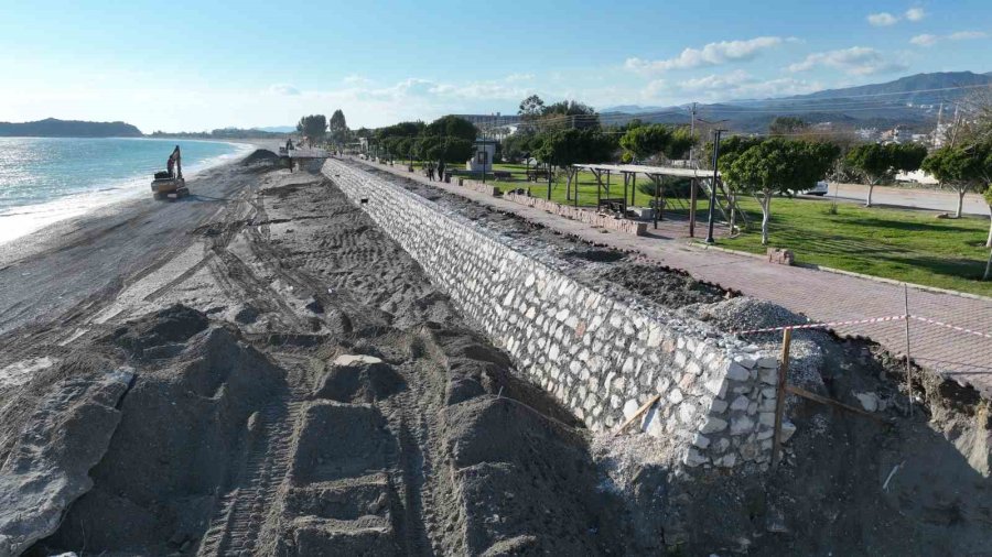 Demre Kömürlük Sahili’ne 450 Metre Uzunluğunda Duvar