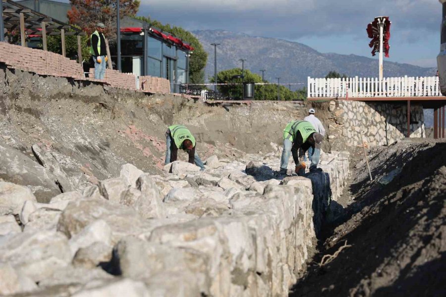 Demre Kömürlük Sahili’ne 450 Metre Uzunluğunda Duvar