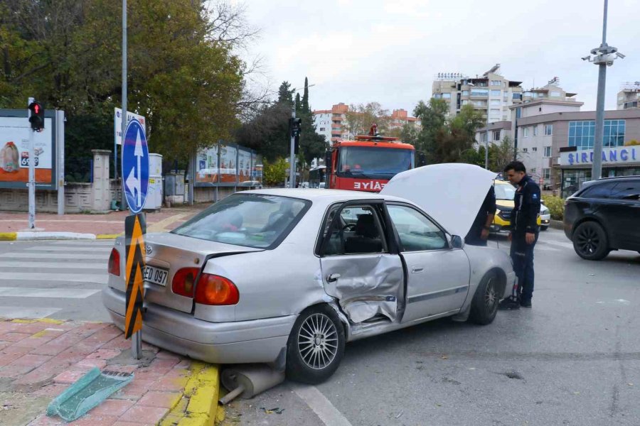 ’dönülmez’ Tabelasını Dikkate Almadı, Kaza Yaptı: 1 Yaralı