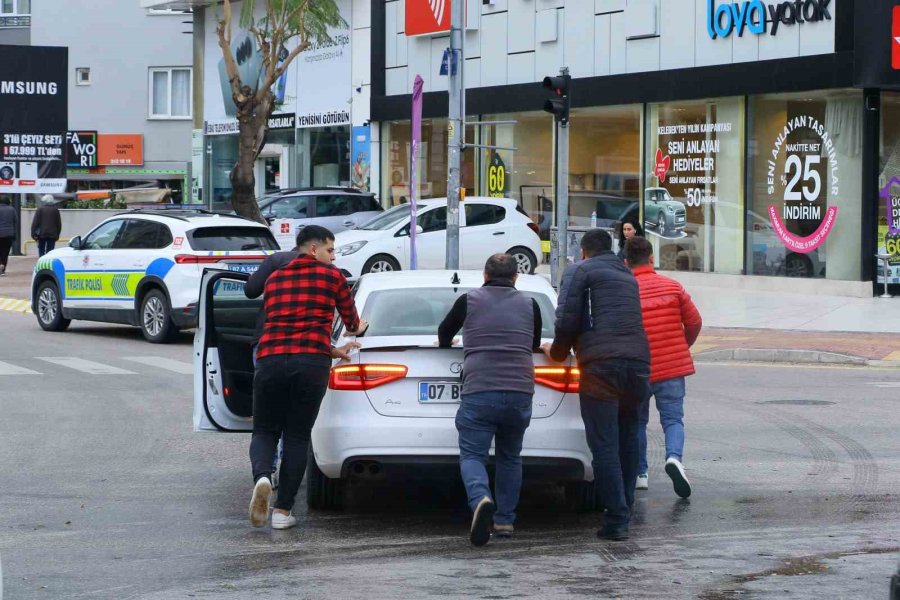 ’dönülmez’ Tabelasını Dikkate Almadı, Kaza Yaptı: 1 Yaralı