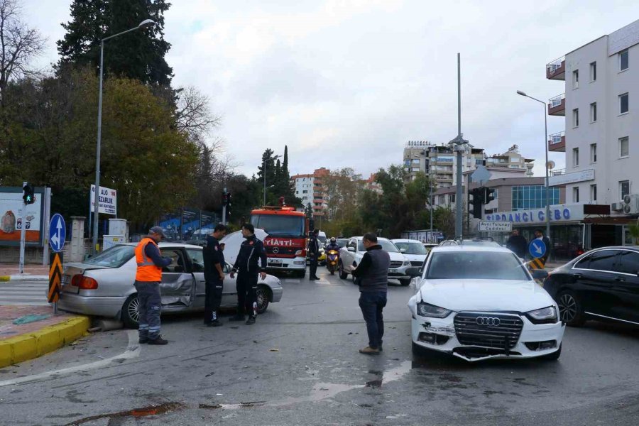 ’dönülmez’ Tabelasını Dikkate Almadı, Kaza Yaptı: 1 Yaralı