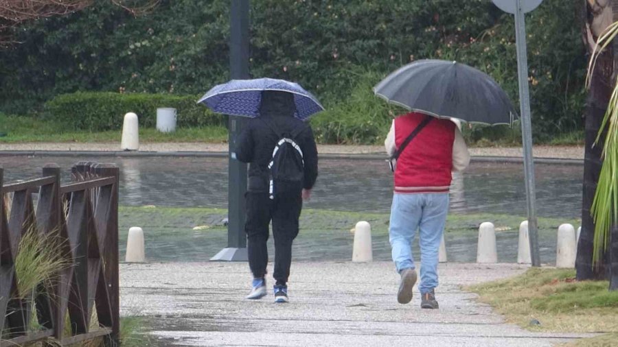 Turuncu Kodla Uyarılan Antalya Güne Yağışla Başladı