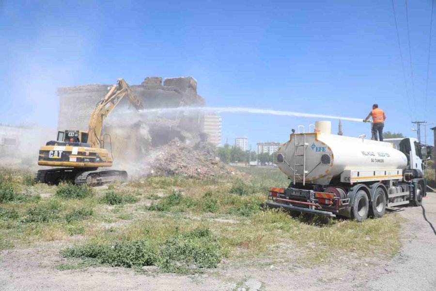 Melikgazi’de Metruk Yapılar Yıkıldı