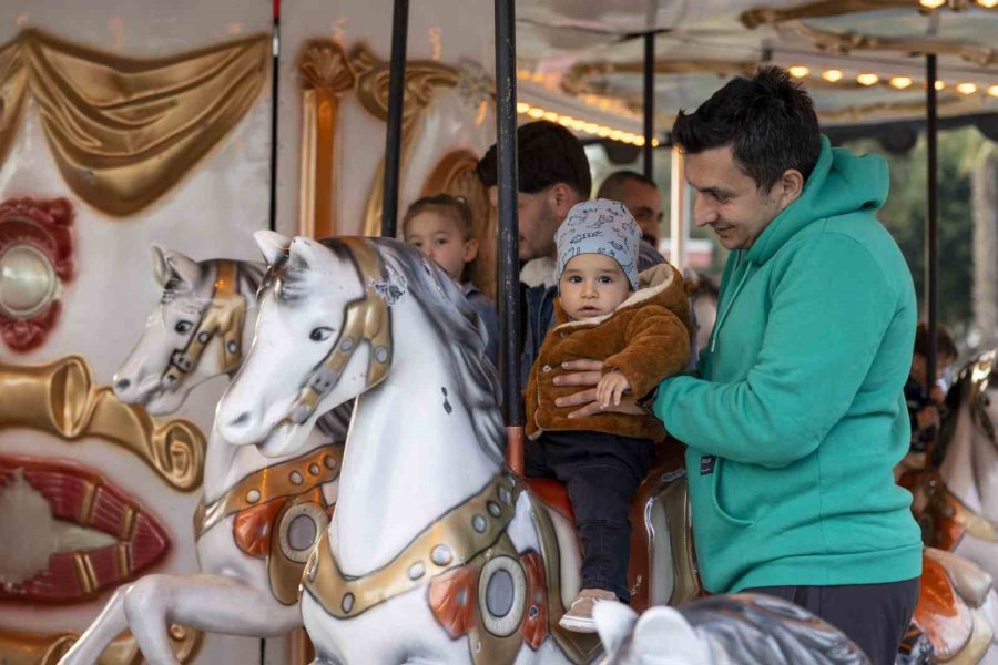 Mersin’de Kurulan ’yılbaşı Pazarı’ Vatandaşları Bekliyor