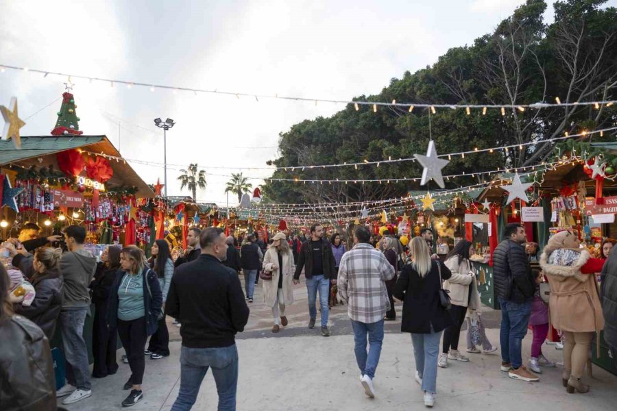 Mersin’de Kurulan ’yılbaşı Pazarı’ Vatandaşları Bekliyor