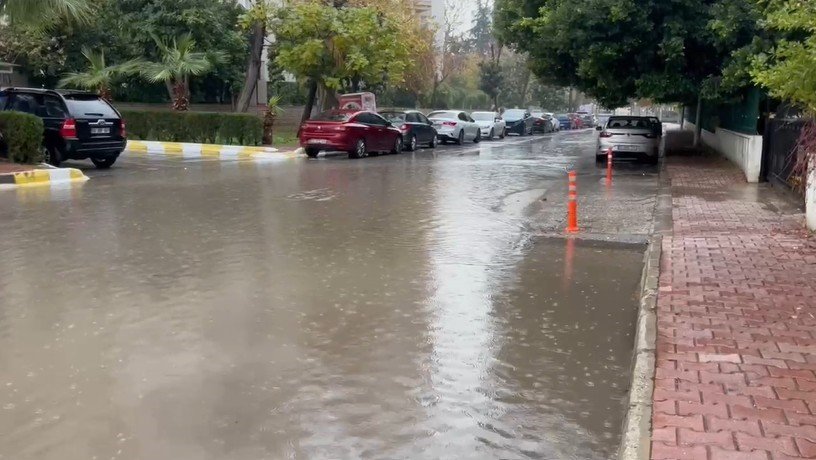 Turuncu Kodla Uyarılan Antalya Güne Yağışla Başladı