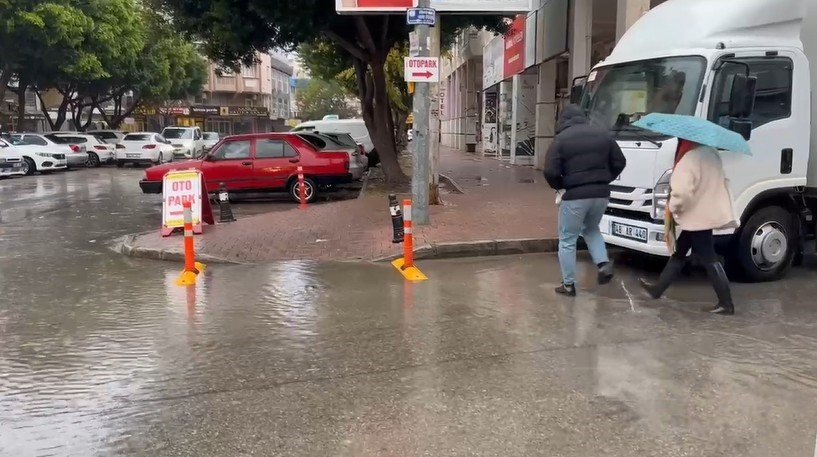 Turuncu Kodla Uyarılan Antalya Güne Yağışla Başladı