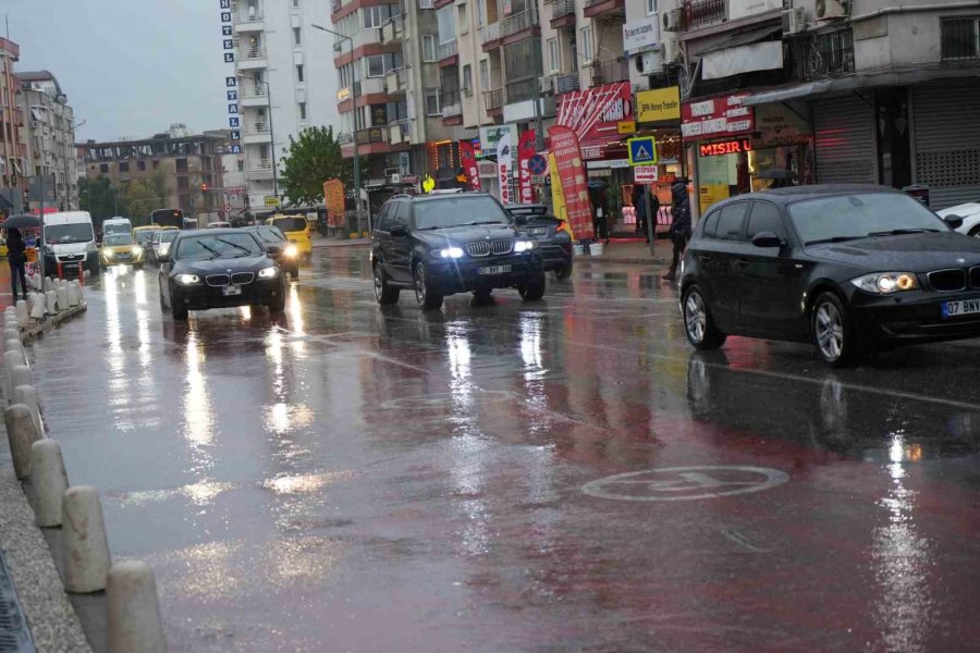 Turuncu Kodla Uyarılan Antalya Güne Yağışla Başladı