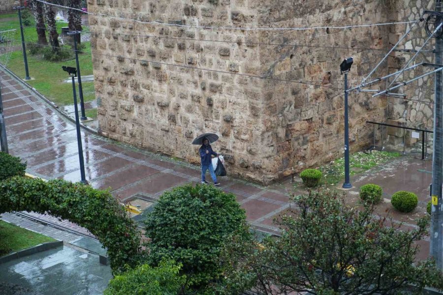 Turuncu Kodla Uyarılan Antalya Güne Yağışla Başladı