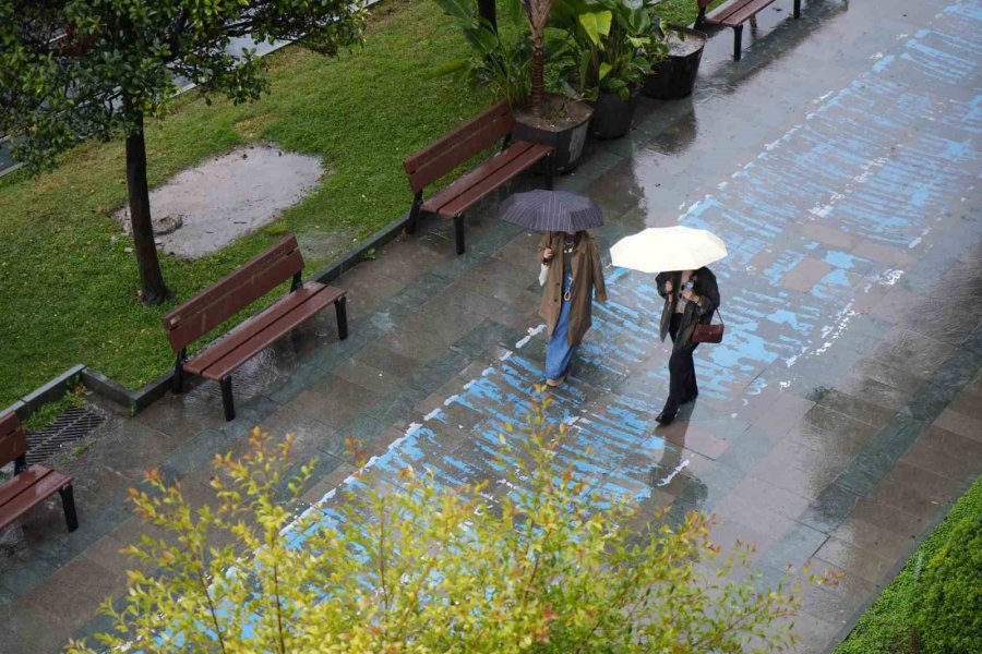 Turuncu Kodla Uyarılan Antalya Güne Yağışla Başladı