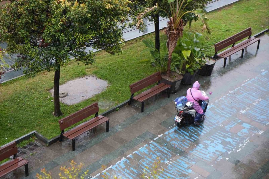 Turuncu Kodla Uyarılan Antalya Güne Yağışla Başladı