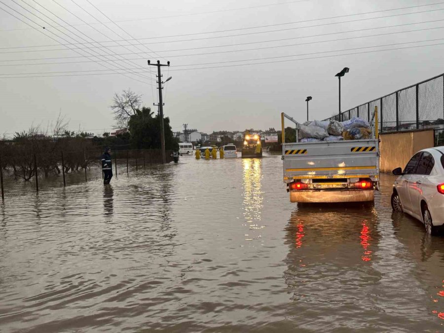 Manavgat’ta Büyükşehir Ekipleri 51 Su Baskınına Müdahale Etti