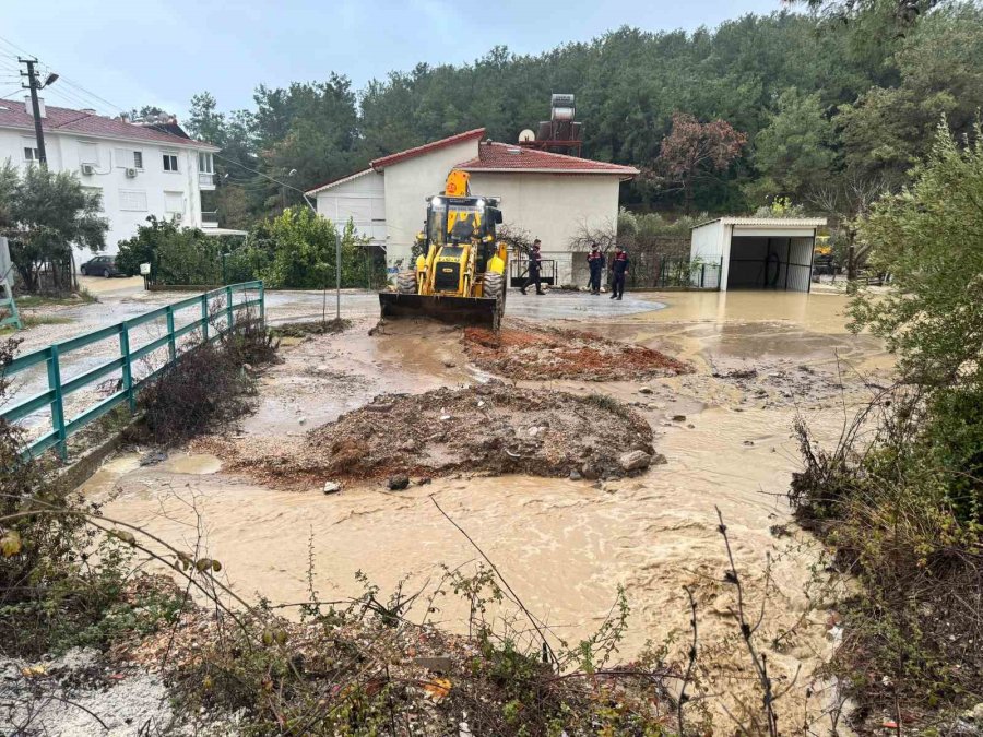 Manavgat’ta Büyükşehir Ekipleri 51 Su Baskınına Müdahale Etti