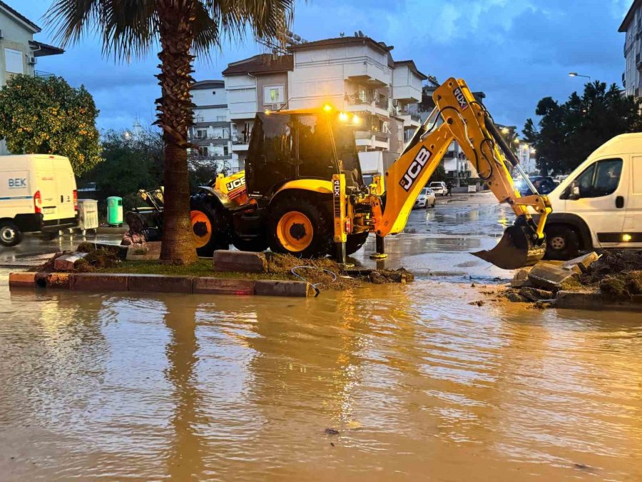 Manavgat’ta Büyükşehir Ekipleri 51 Su Baskınına Müdahale Etti