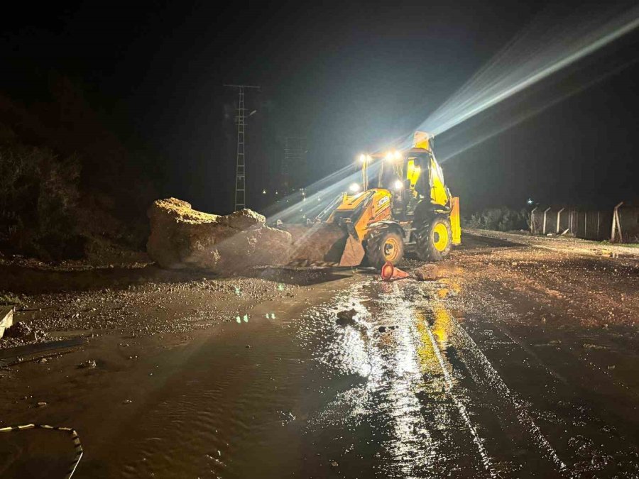 Manavgat’ta Büyükşehir Ekipleri 51 Su Baskınına Müdahale Etti