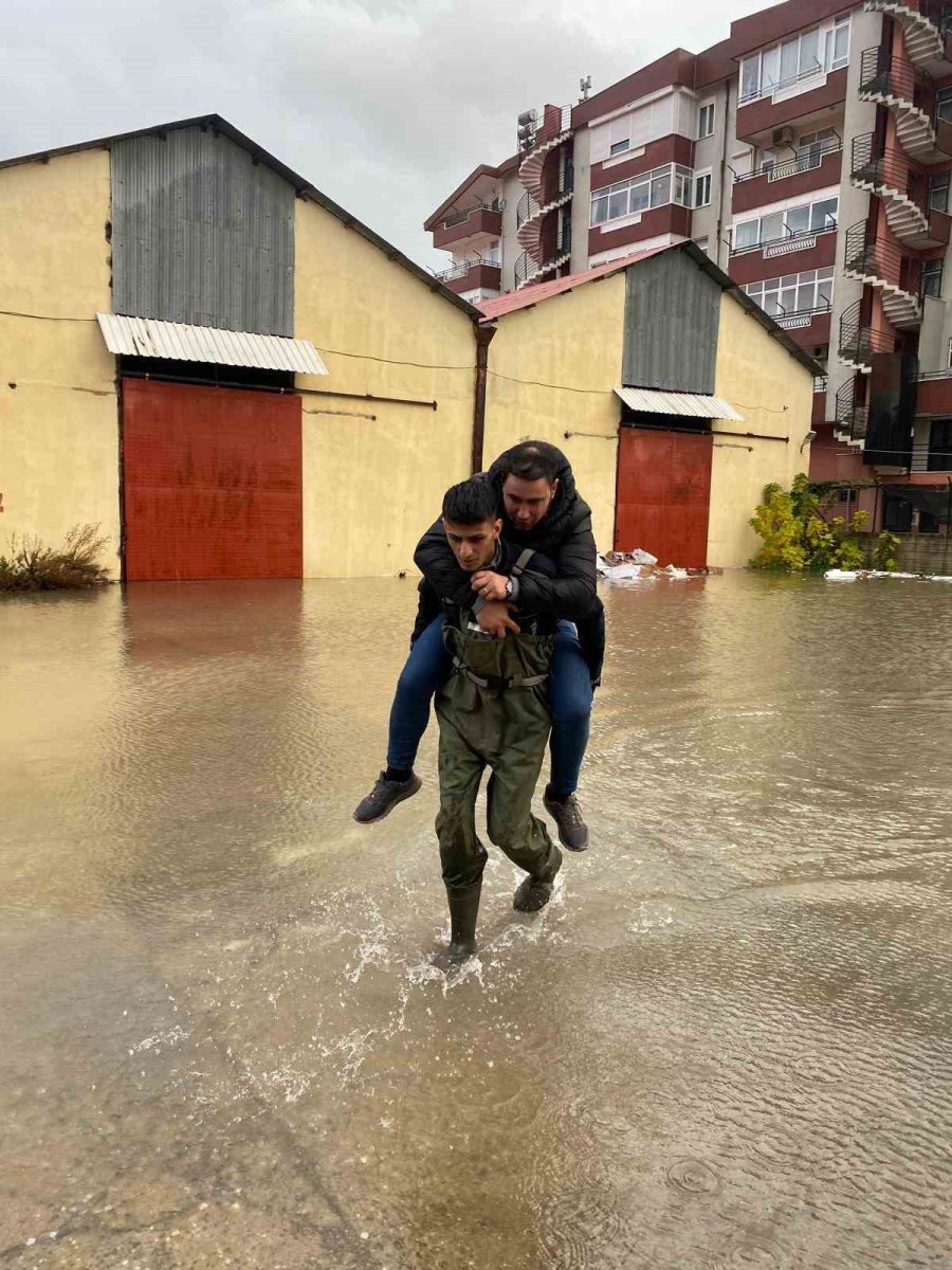 Manavgat’ta Büyükşehir Ekipleri 51 Su Baskınına Müdahale Etti