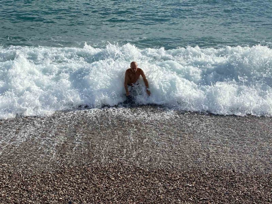 Antalya’da ‘turuncu Kod’ Uyarısına Rağmen Güneşli Hava Ve Denizin Keyfini Çıkardılar