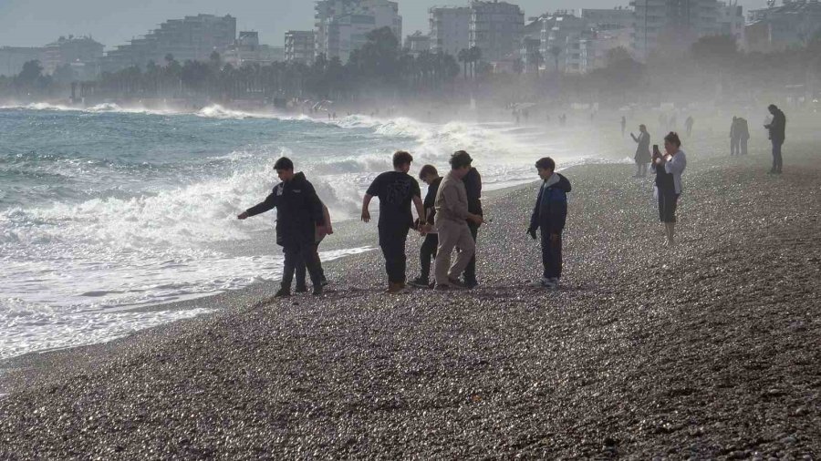 Antalya’da ‘turuncu Kod’ Uyarısına Rağmen Güneşli Hava Ve Denizin Keyfini Çıkardılar