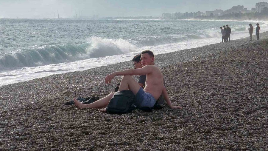 Antalya’da ‘turuncu Kod’ Uyarısına Rağmen Güneşli Hava Ve Denizin Keyfini Çıkardılar