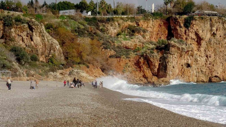 Antalya’da ‘turuncu Kod’ Uyarısına Rağmen Güneşli Hava Ve Denizin Keyfini Çıkardılar