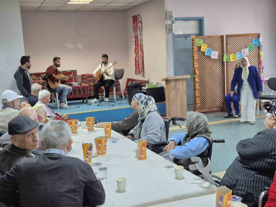 Halis Toprak Huzurevi’nde Sıra Gecesi Eğlencesi Düzenlendi