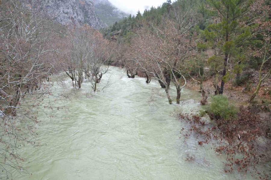 Dünyaca Ünlü Altınbeşik Mağarası Taştı, Kuruyan Üzümdere Irmağı Suya Kavuştu