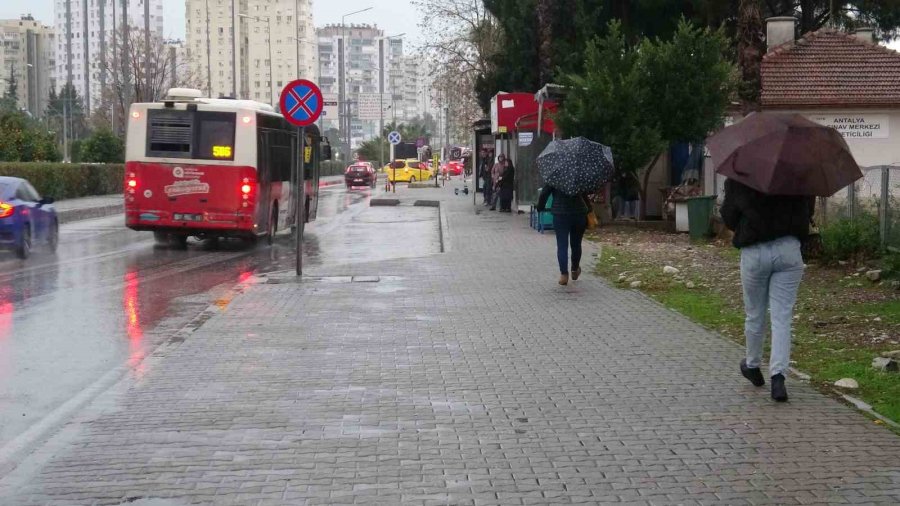 Antalya’da Yağmur Trafiği Aksattı, Konyaaltı Sahili Sisle Kaplandı