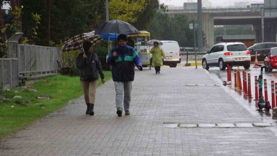 Antalya’da Yağmur Trafiği Aksattı, Konyaaltı Sahili Sisle Kaplandı