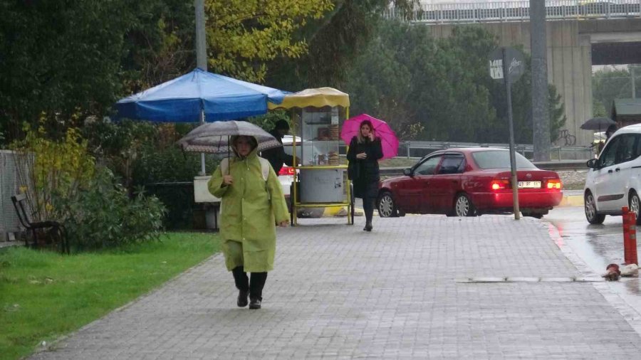 Antalya’da Yağmur Trafiği Aksattı, Konyaaltı Sahili Sisle Kaplandı