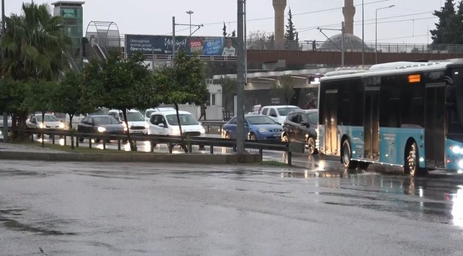 Antalya’da Yağmur Trafiği Aksattı, Konyaaltı Sahili Sisle Kaplandı