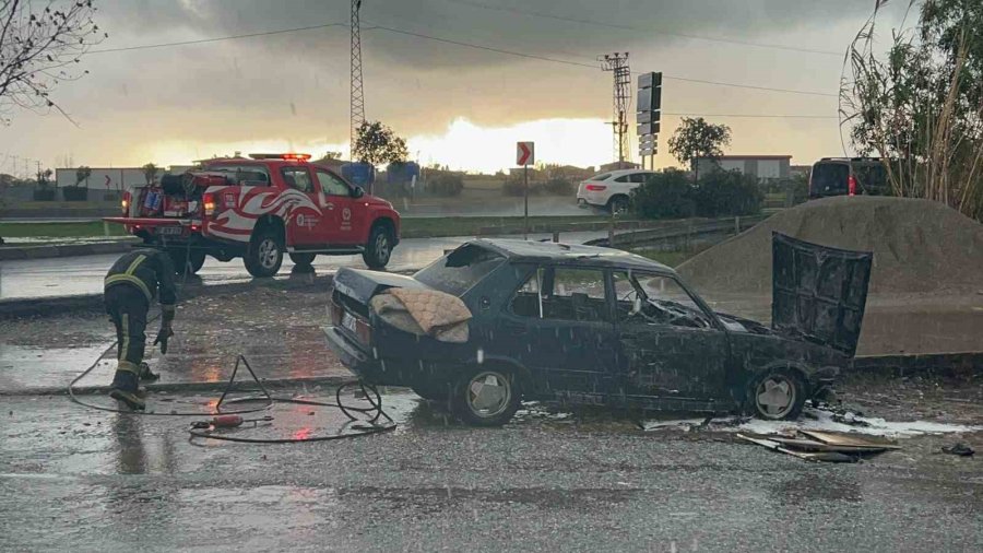 Park Halindeki Tofaş, Şiddetli Yağmura Rağmen Yanarak Kullanılamaz Hale Geldi