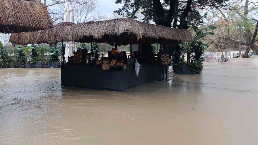 Sağanak, Dolu Ve Fırtına Manavgat’ta Hayatı Adeta Felç Etti