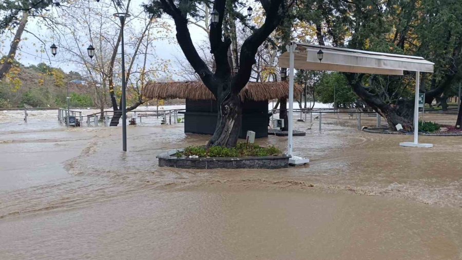 Sağanak, Dolu Ve Fırtına Manavgat’ta Hayatı Adeta Felç Etti