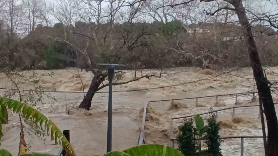 Sağanak, Dolu Ve Fırtına Manavgat’ta Hayatı Adeta Felç Etti